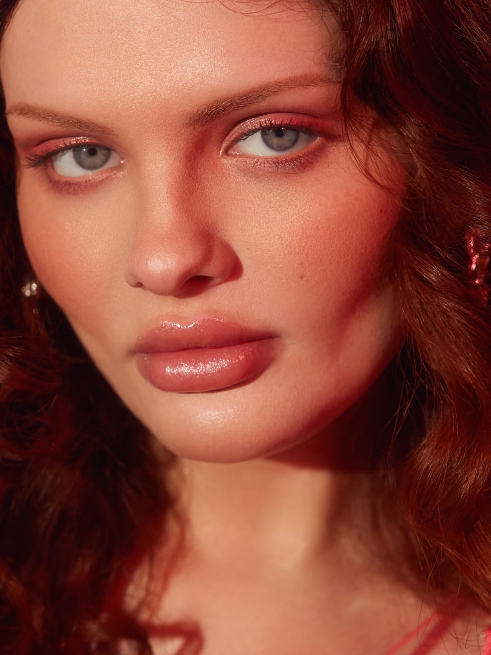 Modella Moodpicture truccata con il set Color Crush in luce rossastra