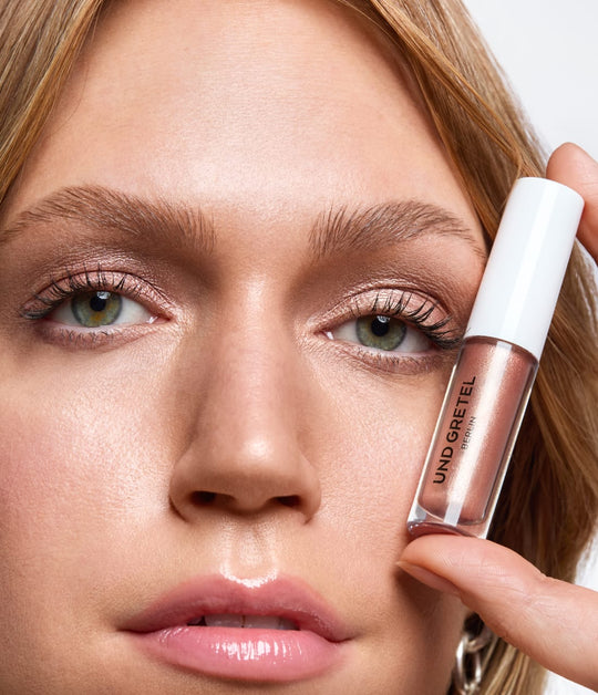 GLANZ Liquid Eye Shadow Moon Milk on Model