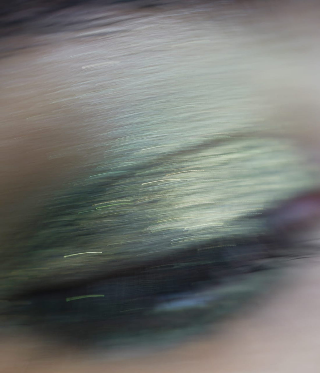 GLANZ Liquid Eye Shadow Fairy Fern applied