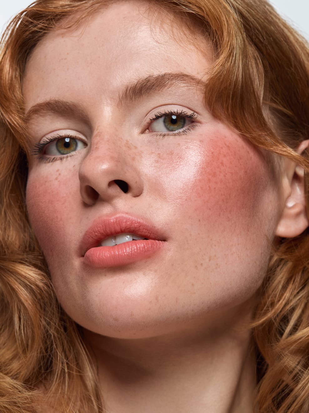 Blond Model with VARWE Cream Color 04