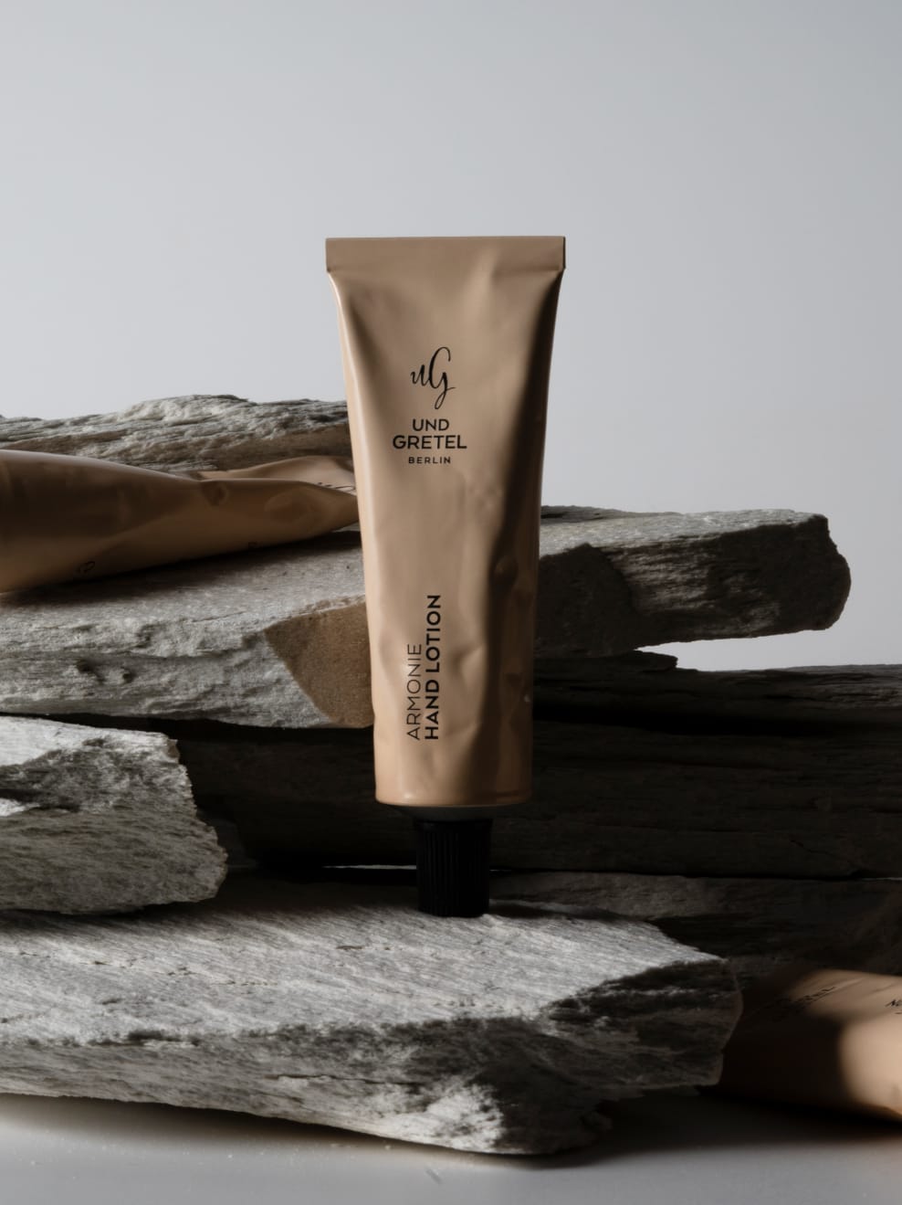 Packshot Armonie in piedi davanti a una pietra naturale