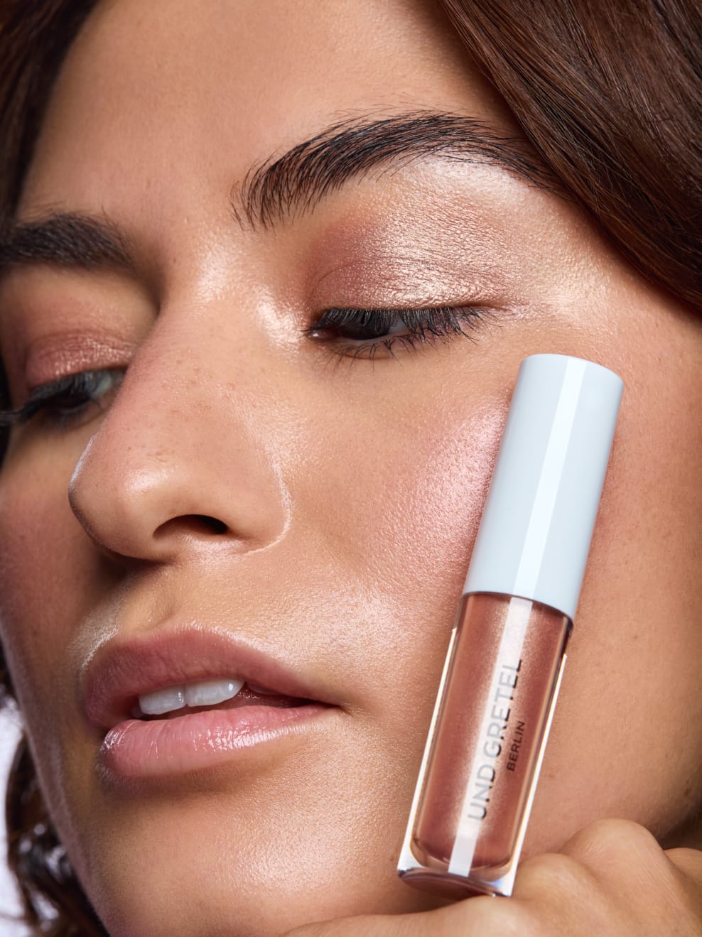 GLANZ Liquid Eye Shadow Moon Milk on Model