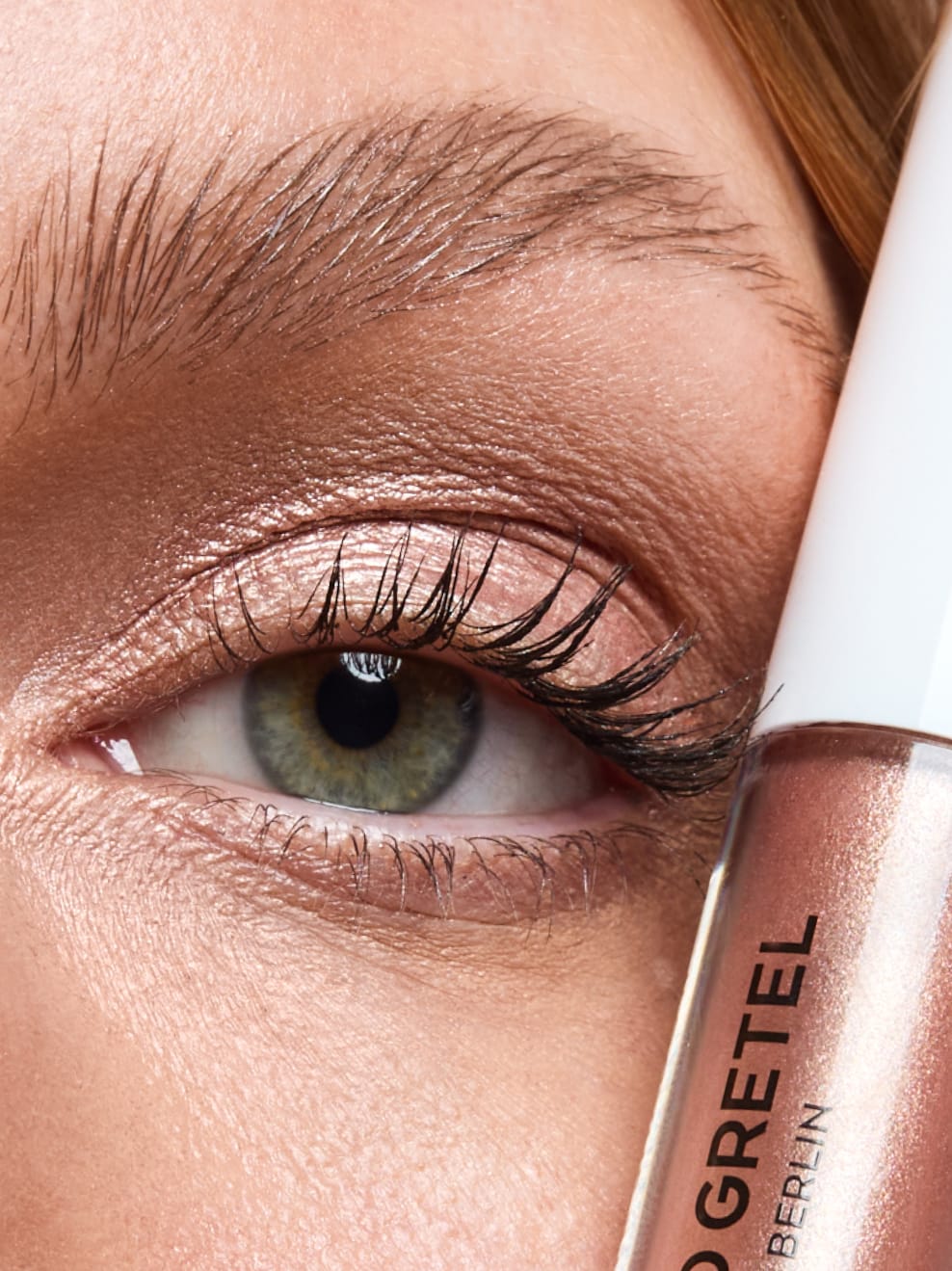 GLANZ Liquid Eye Shadow Moon Milk on Model