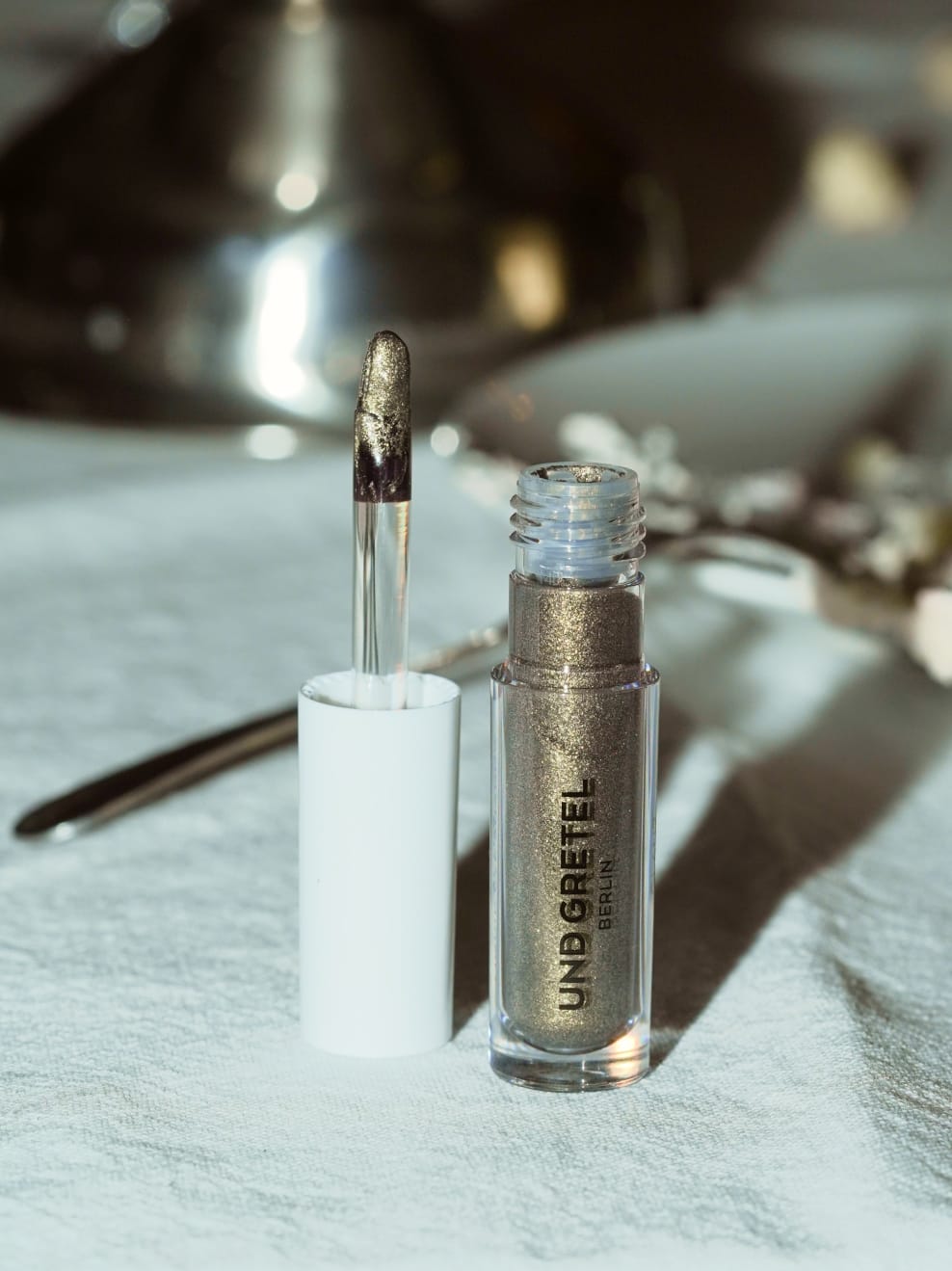 GLANZ Liquid Eye Shadow Fairy Fern on table