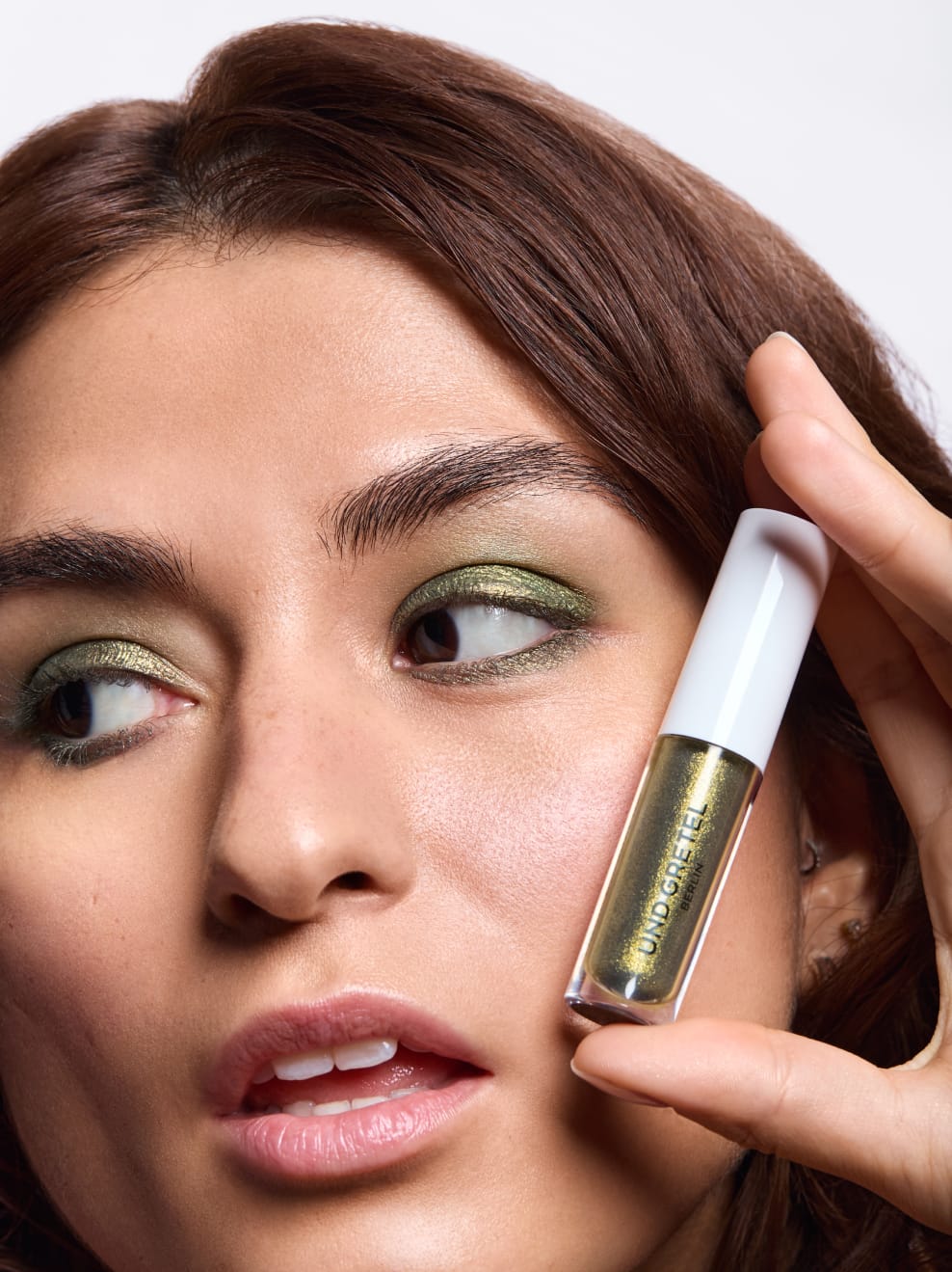 GLANZ Liquid Eye Shadow Fairy Fern on Model