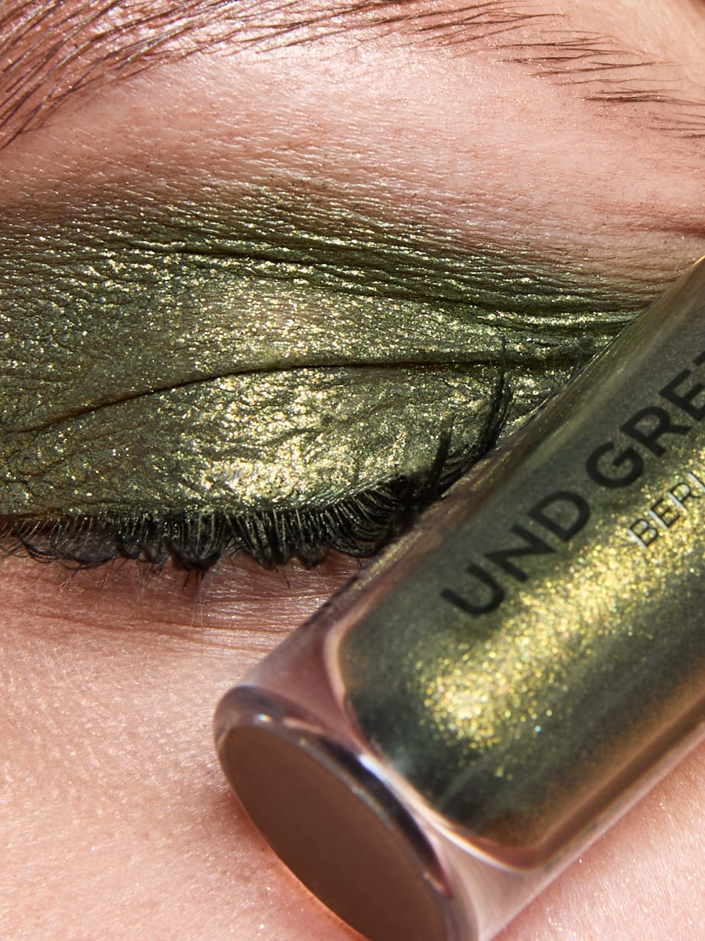 GLANZ Liquid Eye Shadow Fairy Fern on Model