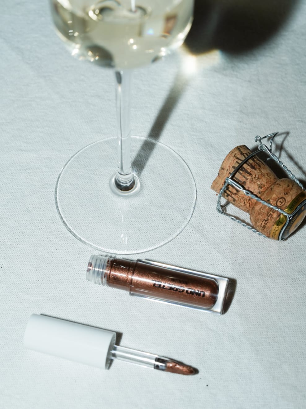 GLANZ Liquid Eye Shadow Mocca Muse on table