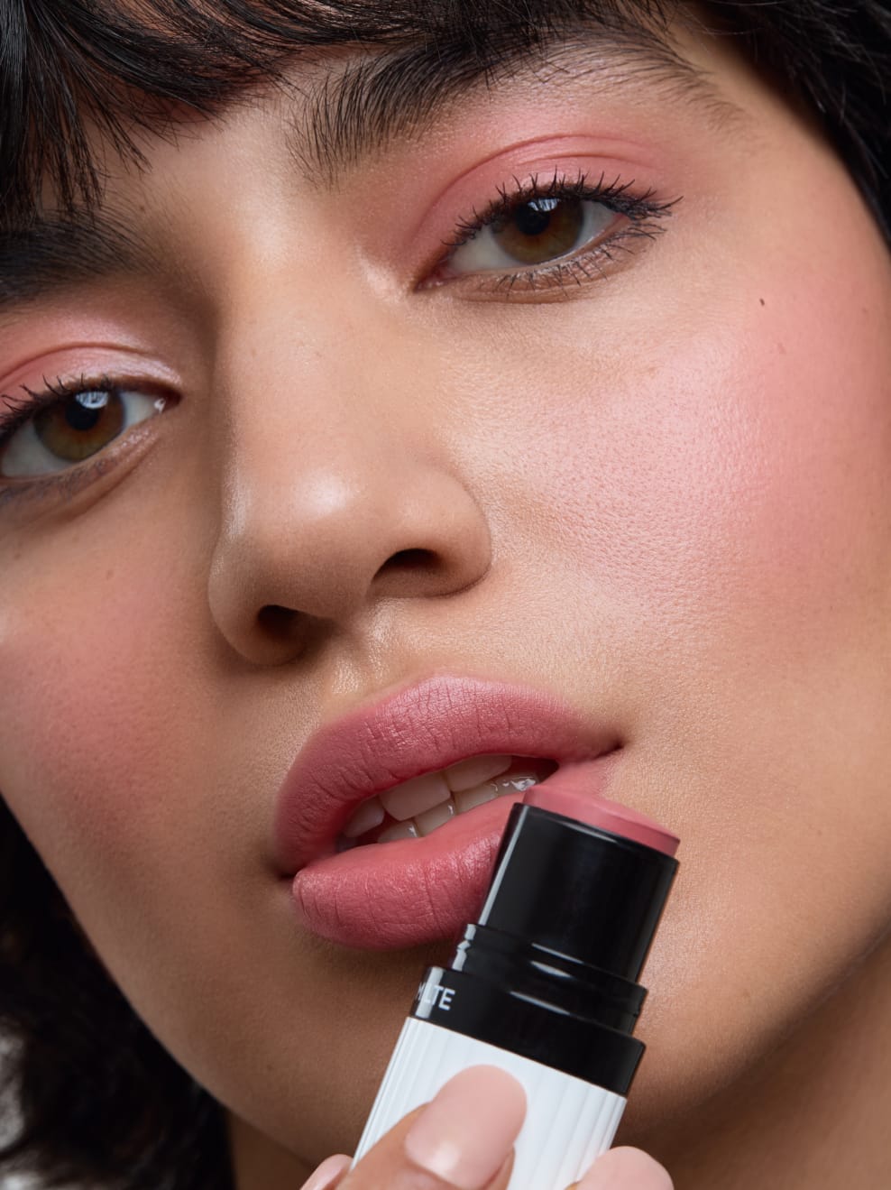 Modella truccata con Milte Blush 01