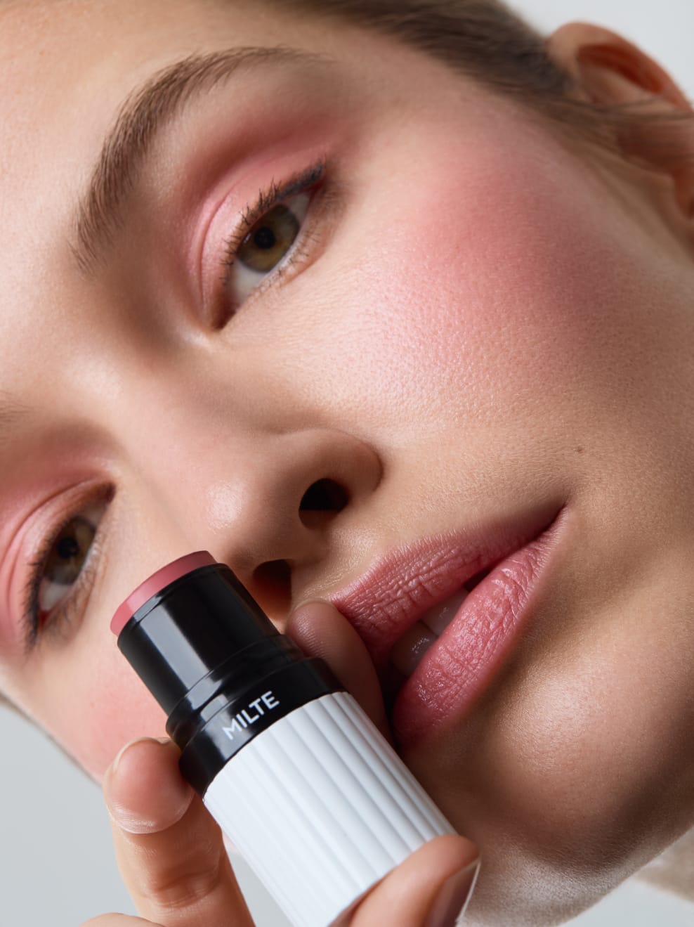 Modella truccata con Milte Blush 01