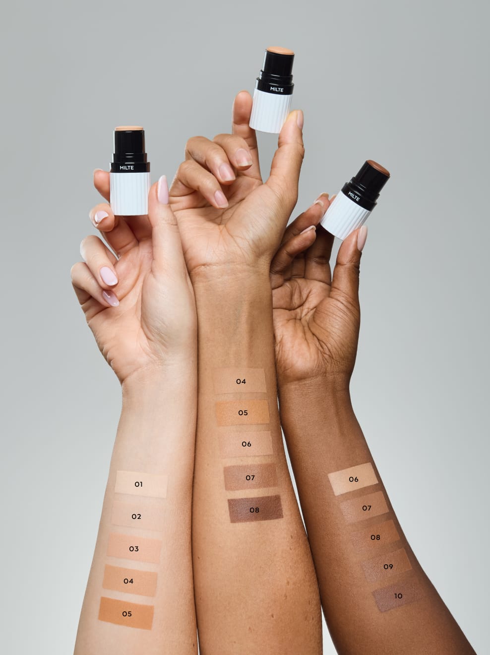 3 braccia con Milte Foundation sulle mani e sugli avambracci Confronto tra tutti i colori