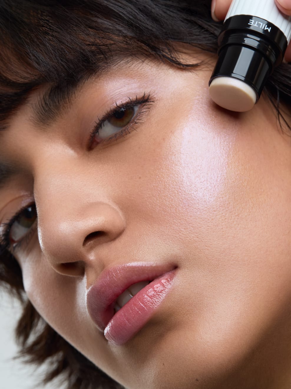 Modella truccata con Milte Highlighter 01