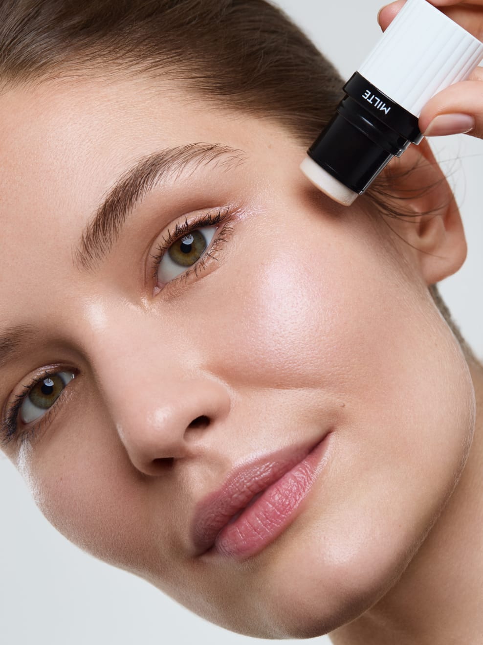 Modella truccata con Milte Highlighter 01