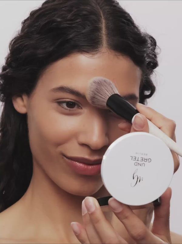 Wearing Compact Powder WOLKEN in 03 Video